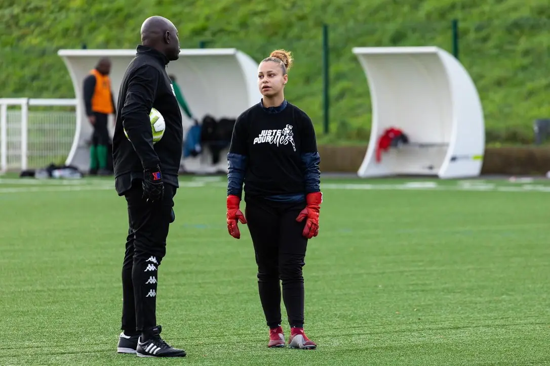 Didier Mayemba en échange avec une gardienne pendant une séance
