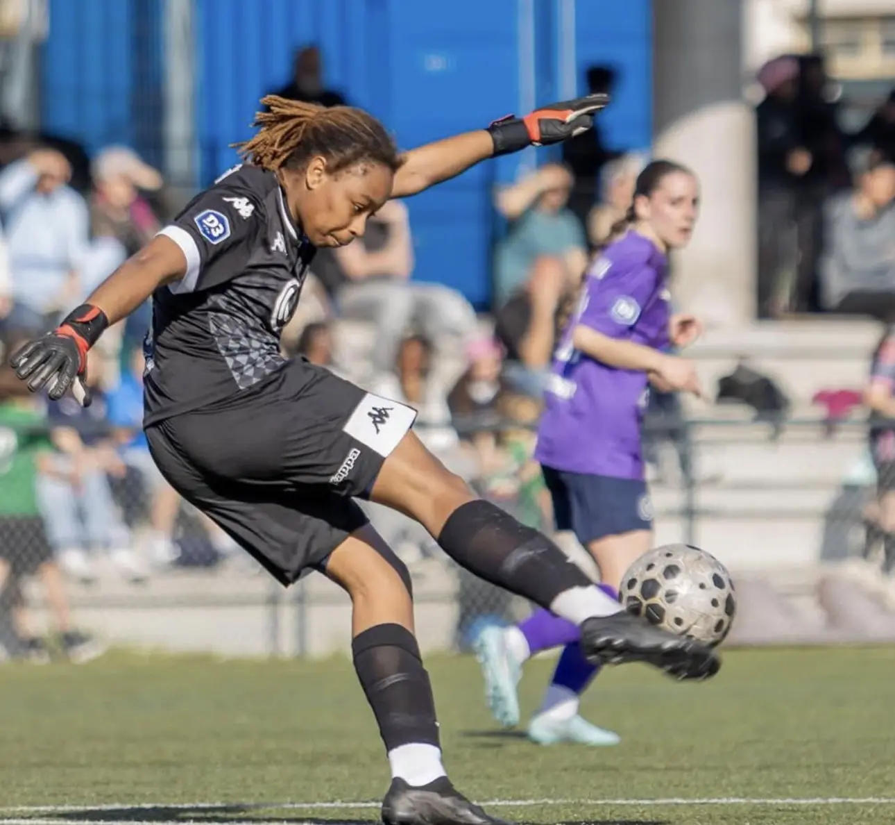 Gardienne frappant le ballon du pied gauche en pleine extension