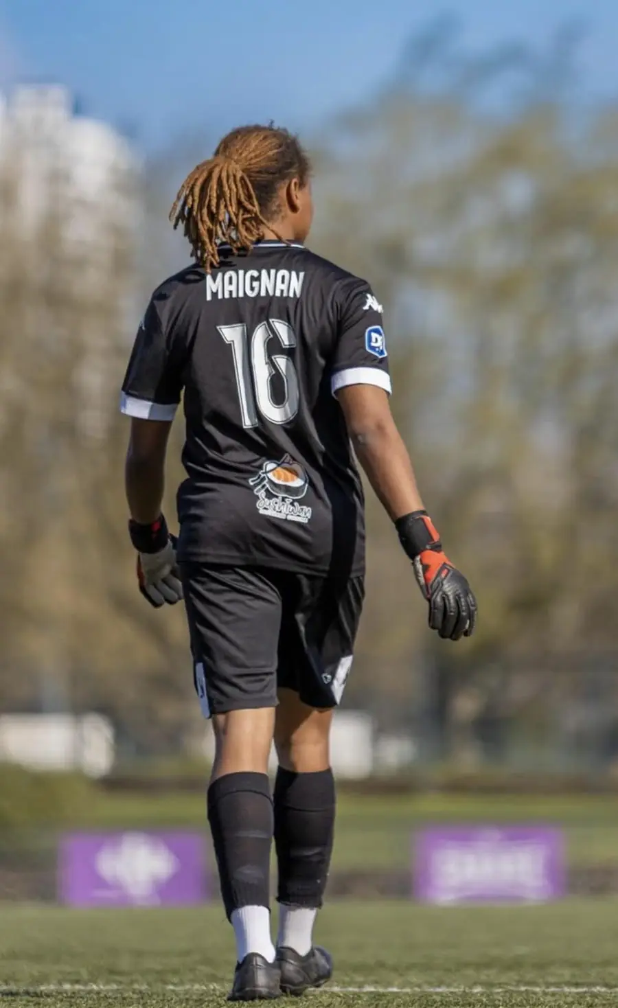 Gardienne de dos, marchant vers son but