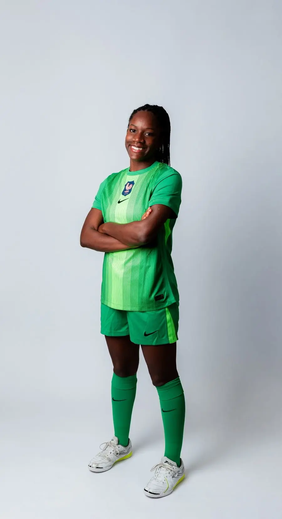Gardienne en tenue de match, portrait en pied