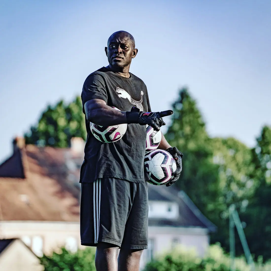 Didier Mayemba sur le terrain, deux ballons en main