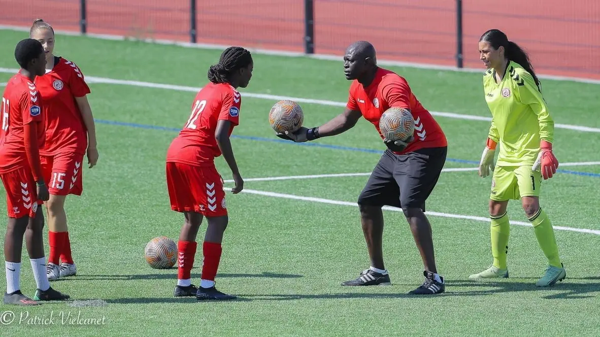 Séance en club : Didier Mayemba transmet le geste à quatre joueuses